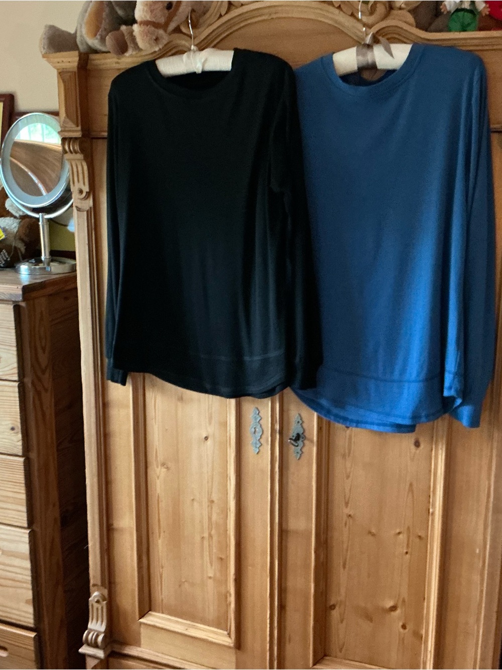Set of 2 Casual Long-Sleeve Crewneck Tops in Black and Blue